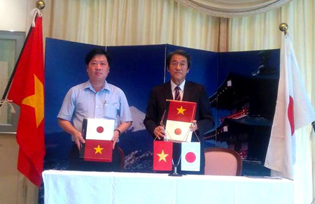 Đại sứ Kunio Umeda (bên phải) và đại diện một đơn vị nhận viện trợ tại buổi lễ sáng 21/3.